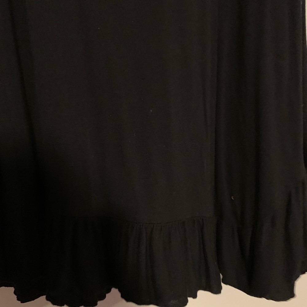 💕💕3 for $22💕💕Black Ruffle Top - Picture 2 of 3
